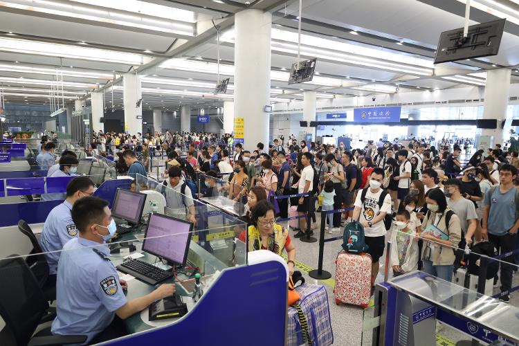 港珠澳大橋年內客流量首破2000萬人次 華僑歸國與香港游客成主力